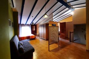 een woonkamer met een bank en een bed bij CA JOAN a VILLORES, Els Ports (País Valencià) 