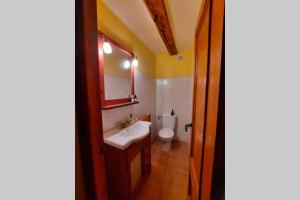 ein Badezimmer mit Waschbecken und Toilette in der Unterkunft CA JOAN a VILLORES, Els Ports (País Valencià) in Villores + 20 Fotos