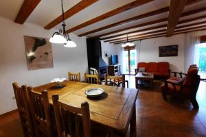 een eetkamer en een woonkamer met een houten tafel bij CA JOAN a VILLORES, Els Ports (País Valencià) 