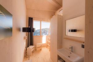 un piccolo bagno con lavandino e specchio di Stoos Hüttä a Stoos