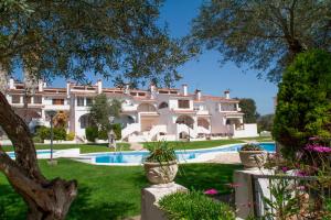 une grande maison avec une piscine et une cour dans l'établissement Club Villamar - Palma 2, à Sant Antoni de Calonge