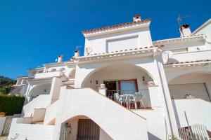 - un bâtiment blanc avec un balcon et un ciel bleu dans l'établissement Club Villamar - Palma 2, à Sant Antoni de Calonge