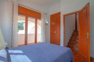 - une chambre avec un lit bleu et un escalier dans l'établissement Club Villamar - Palma 2, à Sant Antoni de Calonge 16 autres photos