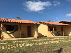 una casa con un patio al lado de un edificio en Chalé da Mata, en São Roque de Minas