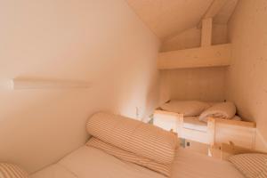 Letto o letti in una camera di Stoos Hüttä