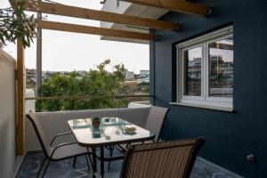 Balkón nebo terasa v ubytování CHROMA Lodge Rafina