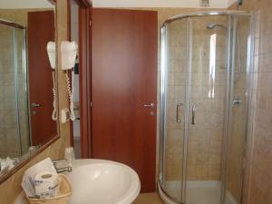 y baño con ducha, lavabo y aseo. en Hotel Maggiore, en Vieste