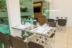 Un restaurante o sitio para comer en Angra Beach Hotel