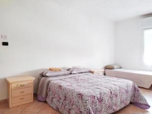 Habitación pequeña con cama y ventana en Levico Centrale Apartment en Levico Terme