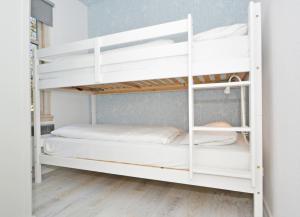 バンシンにあるFerienanlage Bansin Seepferdchen 5の二段ベッドルーム(白い二段ベッド付)