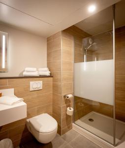 a bathroom with a toilet and a shower at ibis Styles Valenciennes Petite Foret in Petite For&ecirc;t