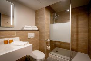 uma casa de banho com um WC, um lavatório e um chuveiro em ibis Styles Valenciennes Petite Foret em Petite Forêt