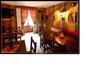 - une salle à manger avec des murs en bois, une table et des chaises dans l'établissement Baita La Jolie Bergere, à La Salle