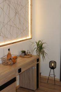 un escritorio de madera con una luz en la pared en Charcoal Thirteen Apartment, en Kavala