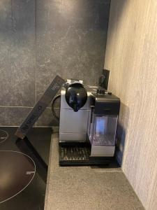 una macchinetta del caffè seduta su un bancone in una stanza di Brabants Genieten a Kaatsheuvel