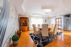a dining room with a table and chairs at Pensiunea Mariana in Baia de Fier
