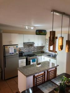 een keuken met een koelkast en een aanrecht bij Marechiaro - Apartamento Vista Al Mar - Playa Juan Dolio in Juan Dolio