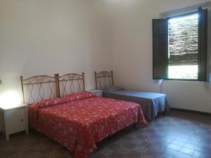 ピオンビーノにあるCasa indipendente Pavoliniのベッドルーム1室(ベッド2台、窓付)