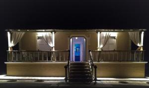 una escalera que conduce a una habitación con puerta azul en Villa Christa en Arillas