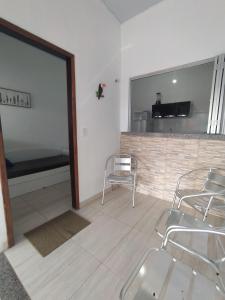 een woonkamer met 2 stoelen en een bank bij Chalé Conforto de Casa in Barreirinhas