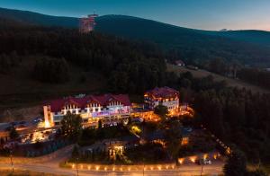 uma vista aérea de uma grande mansão à noite em Hotel & Medi-Spa Biały Kamień em Świeradów-Zdrój