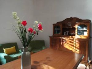 a vase with flowers on a table in a living room at Casa indipendente Pavolini in Piombino