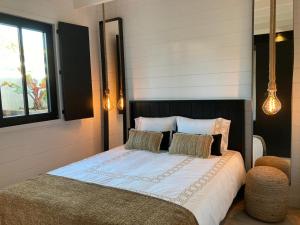 een slaapkamer met een groot bed met 2 kussens bij Unique design 4 bedrooms Casa del Sol Estepona in Estepona