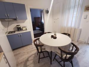 uma cozinha e sala de jantar com mesa e cadeiras em Medieval Apartment em Mediaş