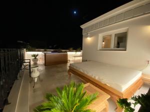 A balcony or terrace at Home Avenue Luxury Townhouse