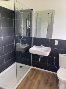 Koupelna v ubytování Kraft Hotel AirConditioning Klimaanlage