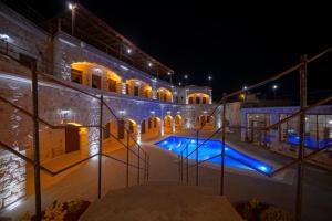 The swimming pool at or close to Göreme Cave Lodge