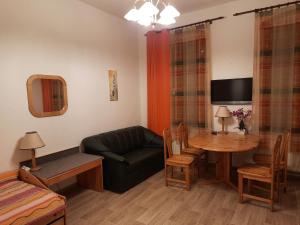 ein Wohnzimmer mit einem Sofa und einem Tisch in der Unterkunft Arthur Albert Apartment -7 Wohnungen für Geschäftsreisende - wie zu Hause in Chemnitz