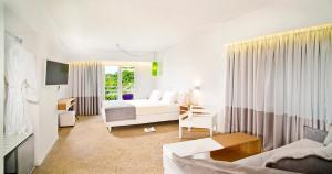 Кровать или кровати в номере Marathon Beach Resort