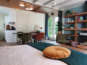 um quarto com uma cama com uma almofada grande em Bed and Breakfast en Studio Het Atelier em Goirle