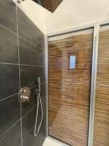 Koupelna v ubytování Hercules Suites + 27 fotografií