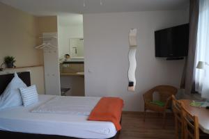 Postel nebo postele na pokoji v ubytování Kraft Hotel AirConditioning Klimaanlage