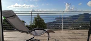 krzesło na balkonie z widokiem na góry w obiekcie Alice w mieście Castellabate