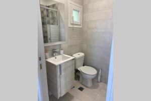 Kúpeľňa v ubytovaní M & F HOUSE (παραλία Μαρκοπούλου Ωρωπού)