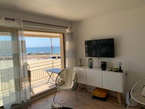 Il comprend un salon doté d'une télévision et d'un balcon. dans l'établissement Appartement Le Marbella, à Les Sables-dʼOlonne