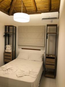 a bedroom with a bed with a wooden ceiling at Casa #2 - Piscina a 400 mts da Praia, 2 suites com Ar Cond - Taipu de Fora, Barra Grande in Marau