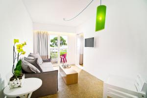 Телевизор и/или развлекательный центр в Marathon Beach Resort