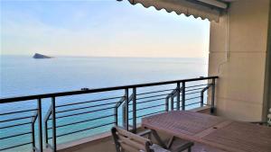 een balkon met een tafel en uitzicht op de oceaan bij Playa de Levante Jazmines 16 in Benidorm