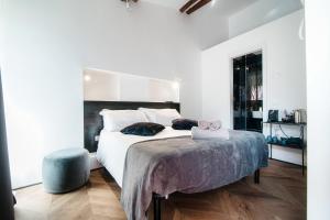 sypialnia z dużym białym łóżkiem z poduszką w obiekcie Caesar Suites - The House Of Travelers w Como