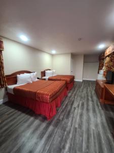 Postel nebo postele na pokoji v ubytování Majestic Inn & Suites