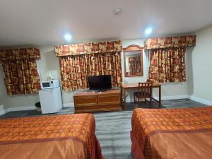 TV a/nebo společenská místnost v ubytování Majestic Inn & Suites