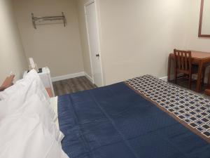 Postel nebo postele na pokoji v ubytování Majestic Inn & Suites