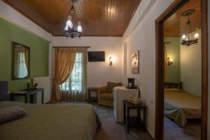 ein Schlafzimmer mit 2 Betten und ein Wohnzimmer in der Unterkunft Guesthouse Alexandra in Eptalofos