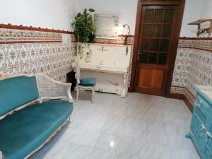 Camera con letto, scrivania e sedia. di Alojamientos Turísticos Centro de Extremadura a Calamonte