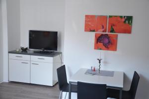 馬爾斯貝格的住宿－FEWO - ZurBank -，一间设有白色桌子和电视的用餐室
