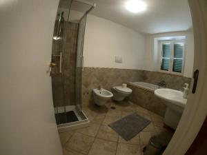 セルヴァ・ディ・ファザーノにあるVilla Vittoria B&Bのバスルーム(トイレ2つ、シャワー、シンク付)